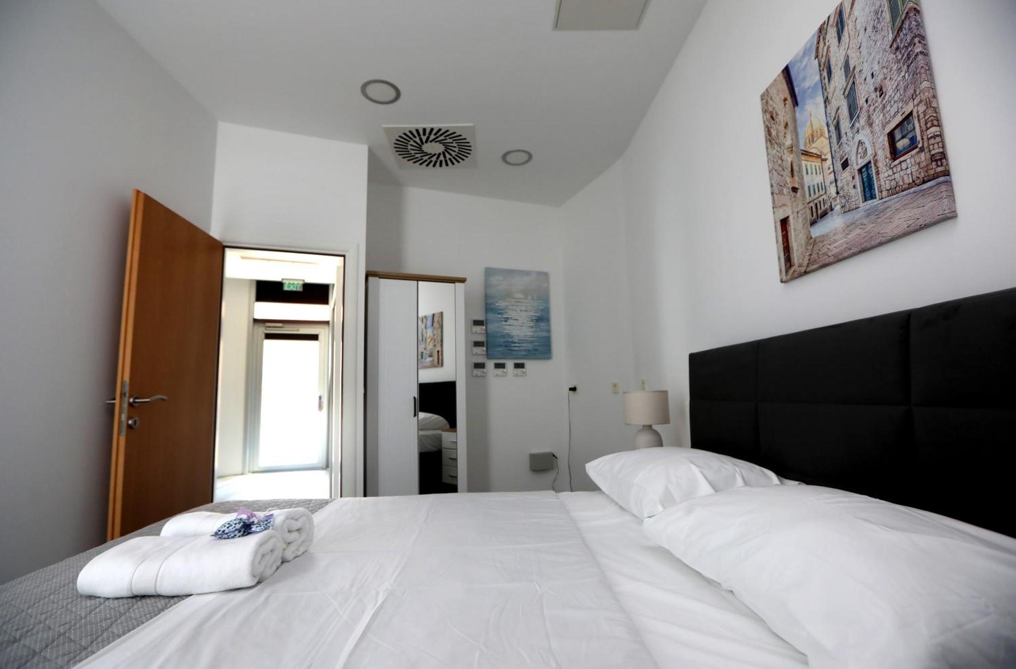 D R Apartments Šibenik Esterno foto