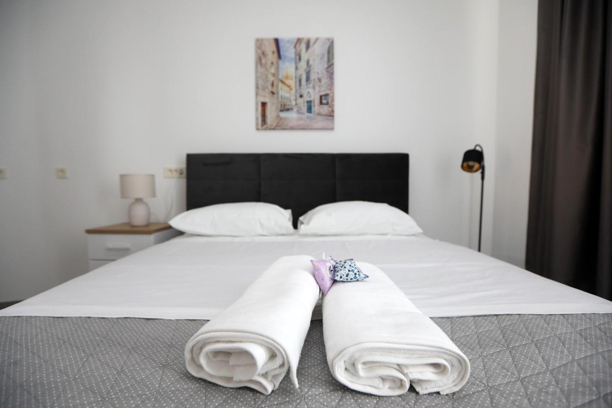 D R Apartments Šibenik Esterno foto